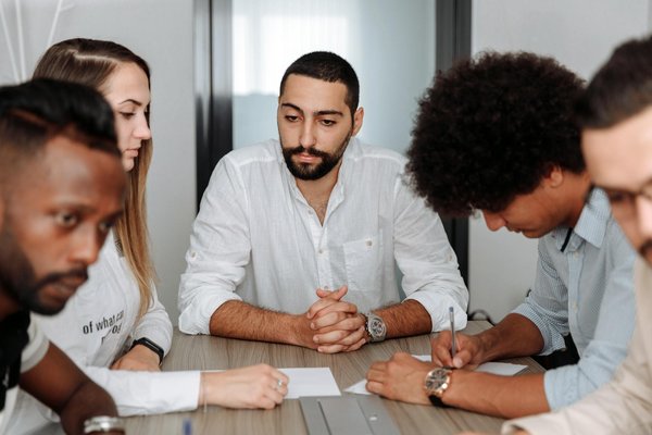 Quelles stratégies peuvent aider à fidéliser les clients dans un marché concurrentiel ?